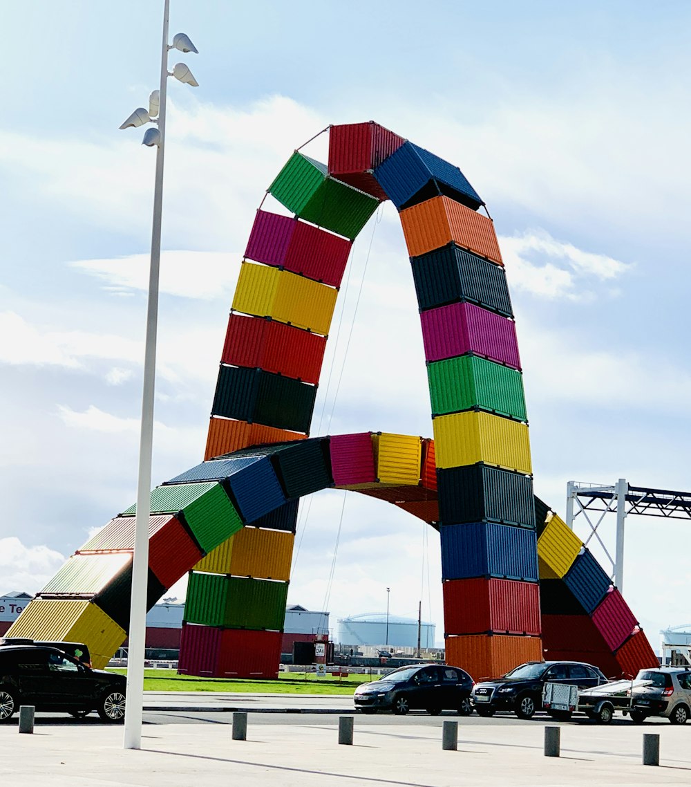 Arco de recipientes multicoloridos durante o dia