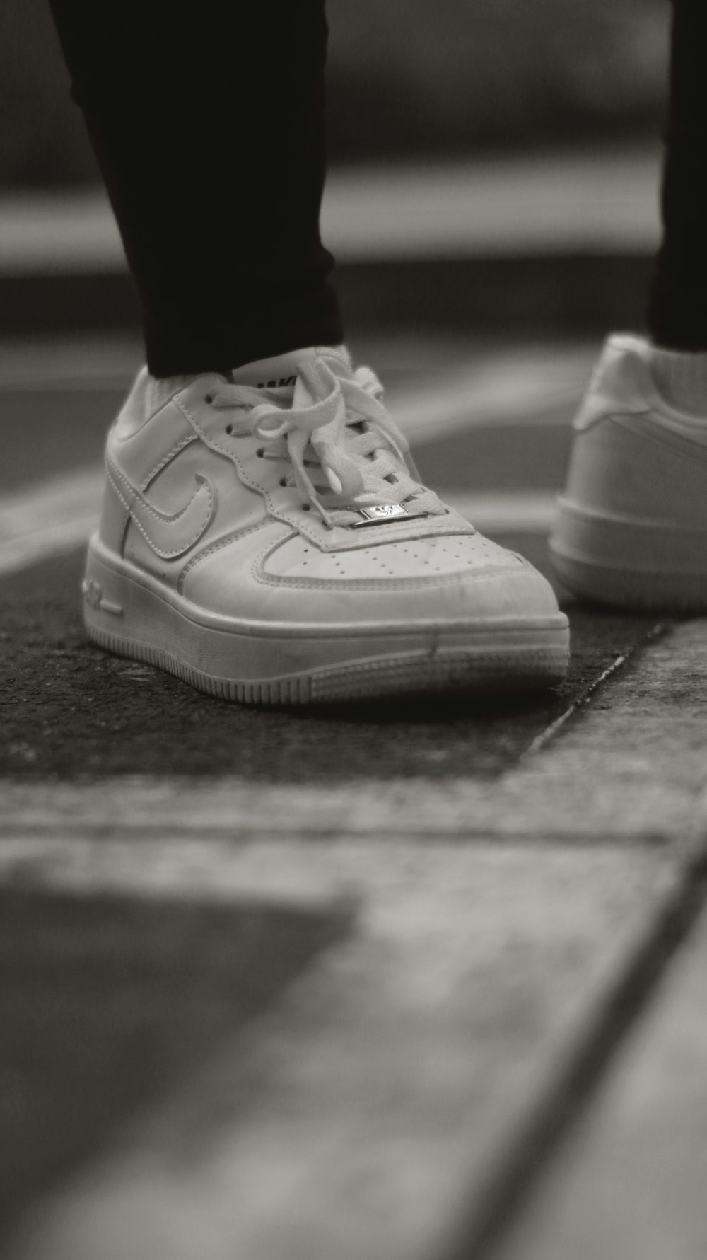 Personne en chaussures Nike Air Force blanches\ photo – Photo Gris Gratuite  sur Unsplash