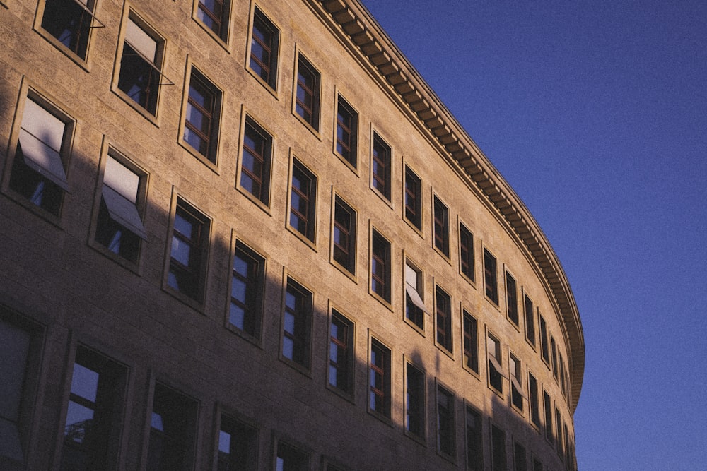 낮 동안 갈색 역사 건물의 로우 앵글 사진