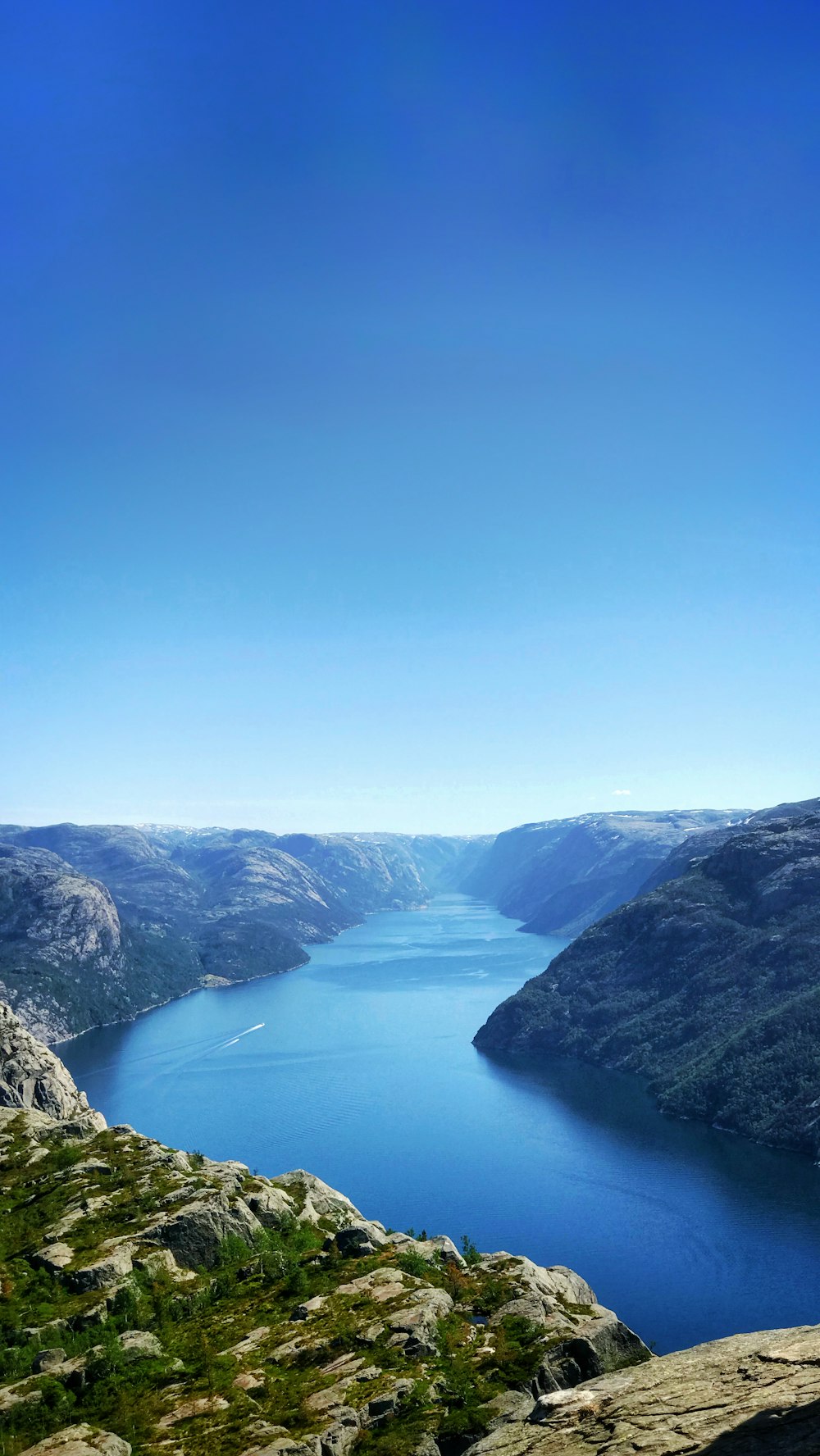 formazione rocciosa accanto allo specchio d'acqua calmo durante il giorno