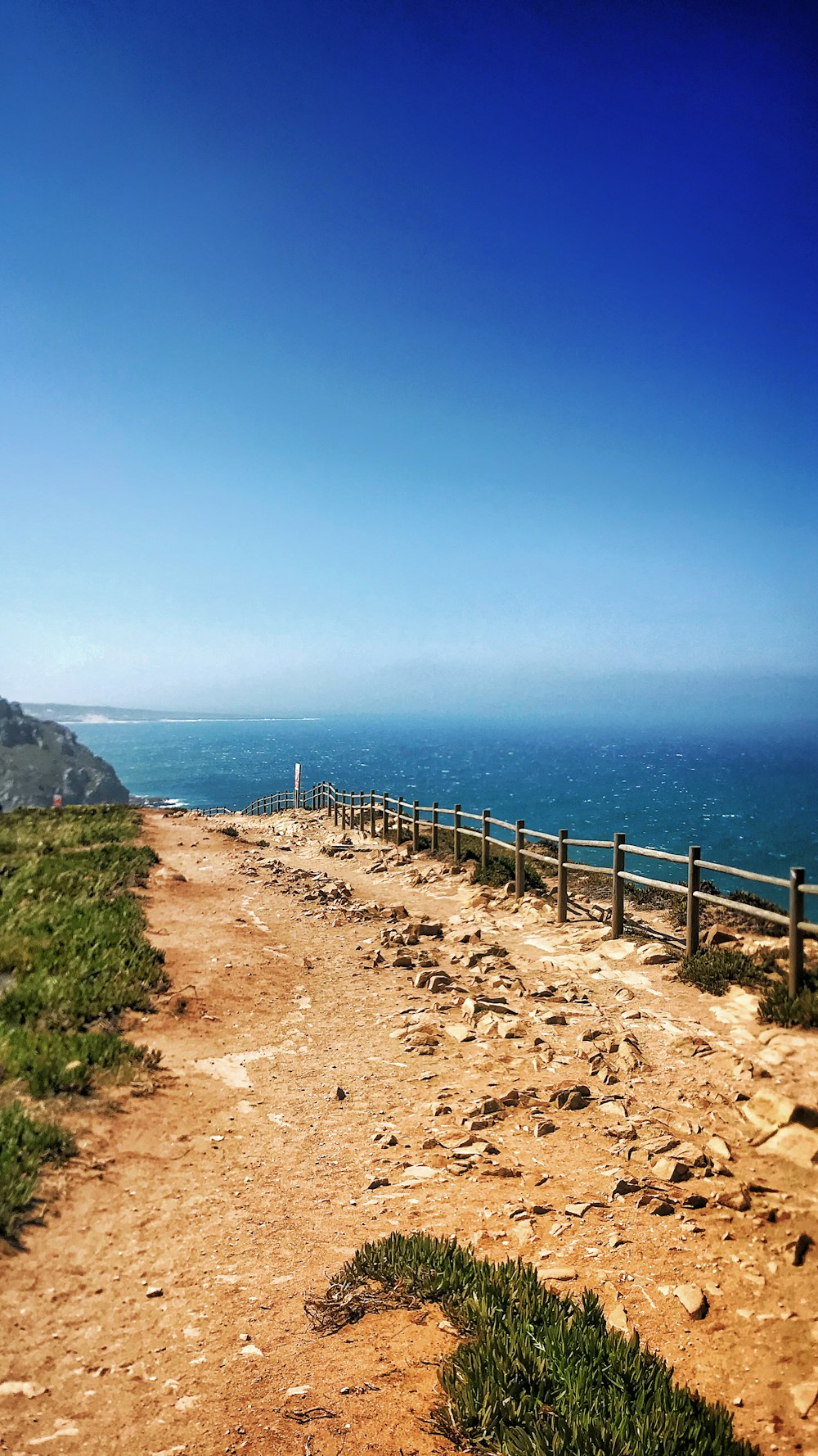 Montaña con raíles durante el día