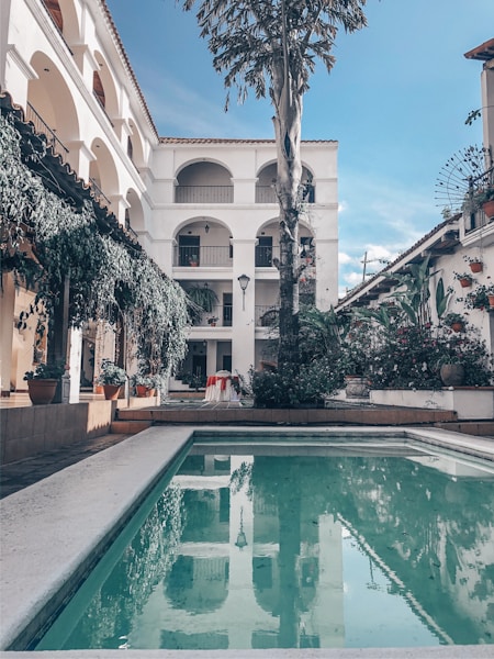 Femme souriante buvant un verre d'eau dans une cuisine moderne