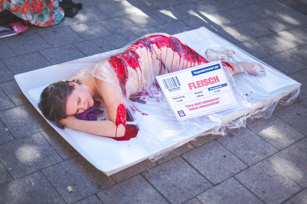 uma mulher deitada em cima de um saco plástico