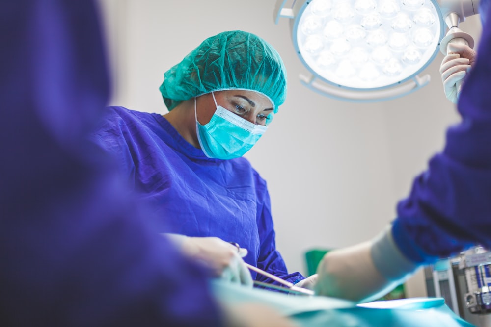 Une femme porte un masque facial vert