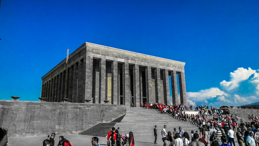 Menschen, die in Richtung Gebäude auf dem Hügel gehen