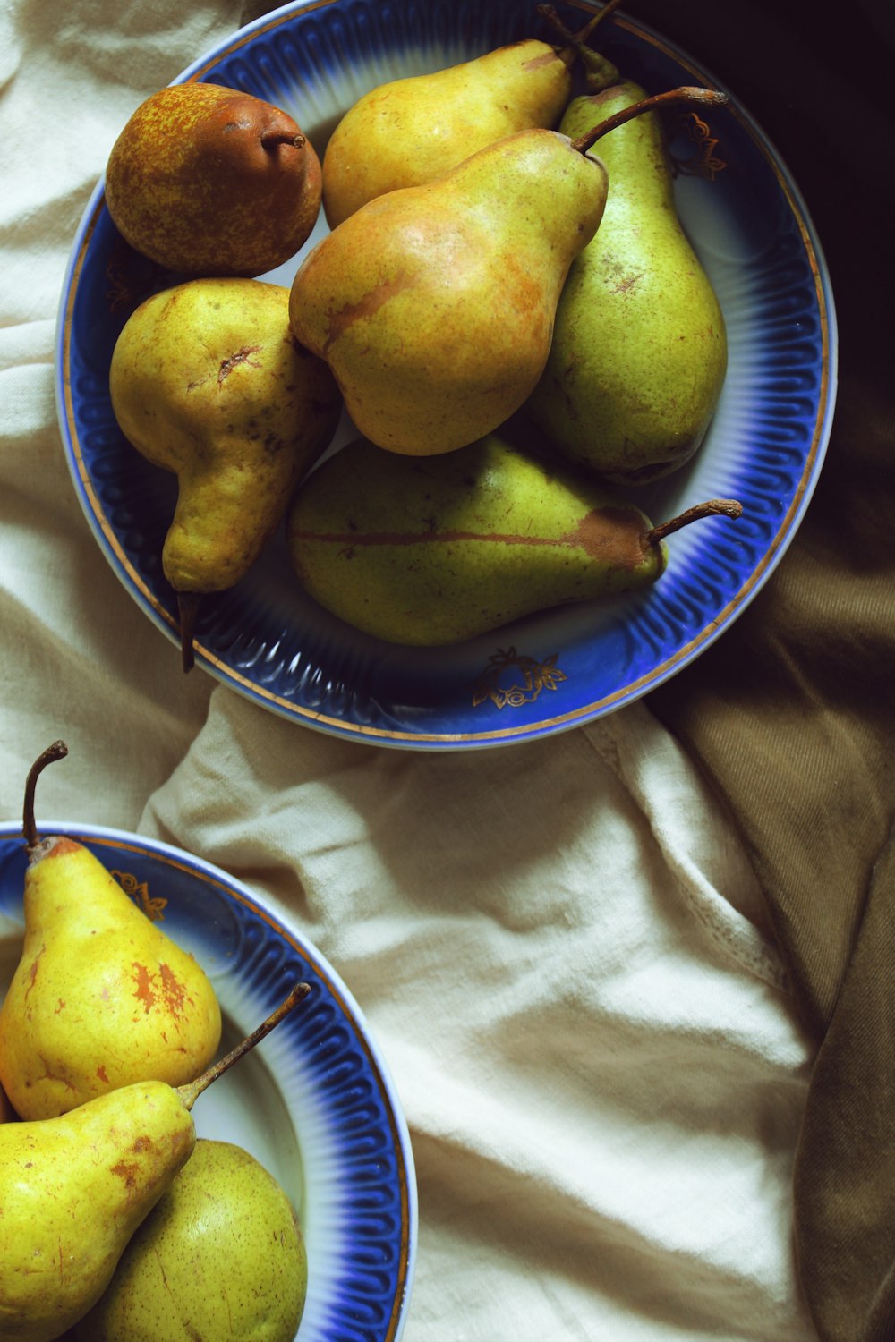 peras, frutas en platos