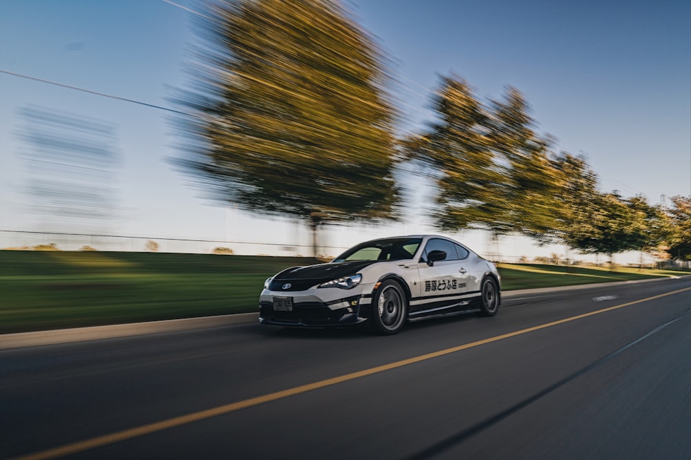 Weißes und schwarzes Sportcoupé