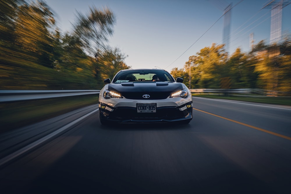 schwarz-grauer Ford Mustang