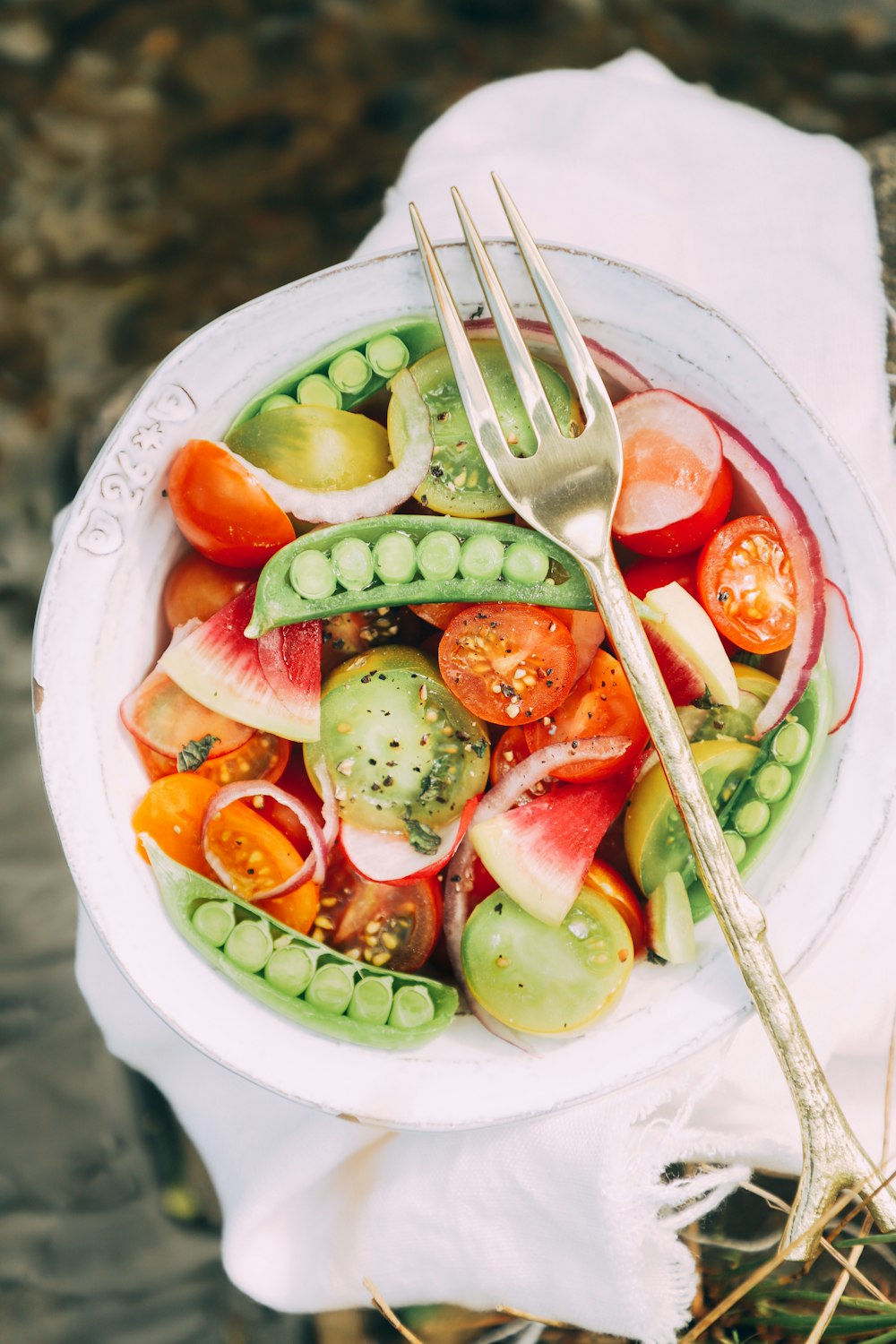 peas tomato onion salad bowl