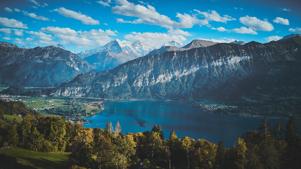 una vista panoramica di un lago circondato da montagne