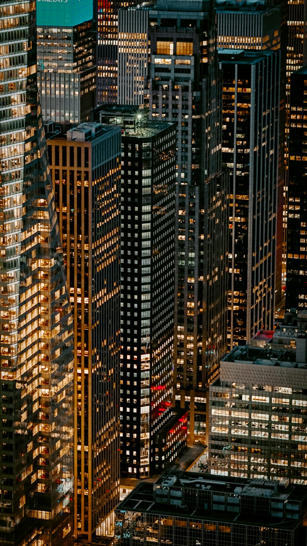 Luces encendidas de un edificio de gran altura