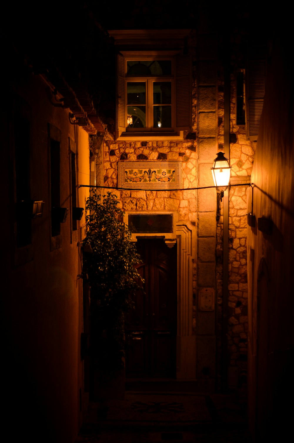 une ruelle sombre avec une lumière allumée