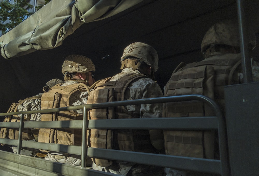 Soldats dans un camion