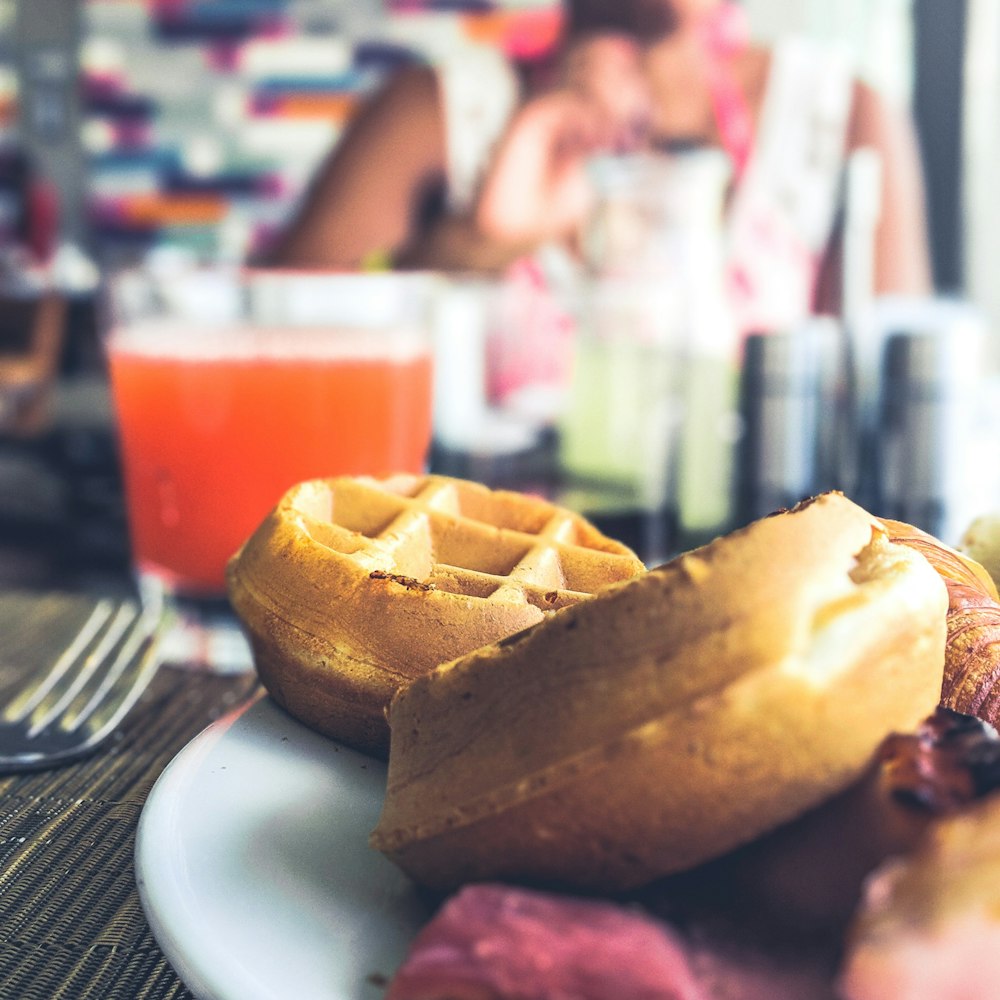 prato de waffle na placa de cerâmica branca