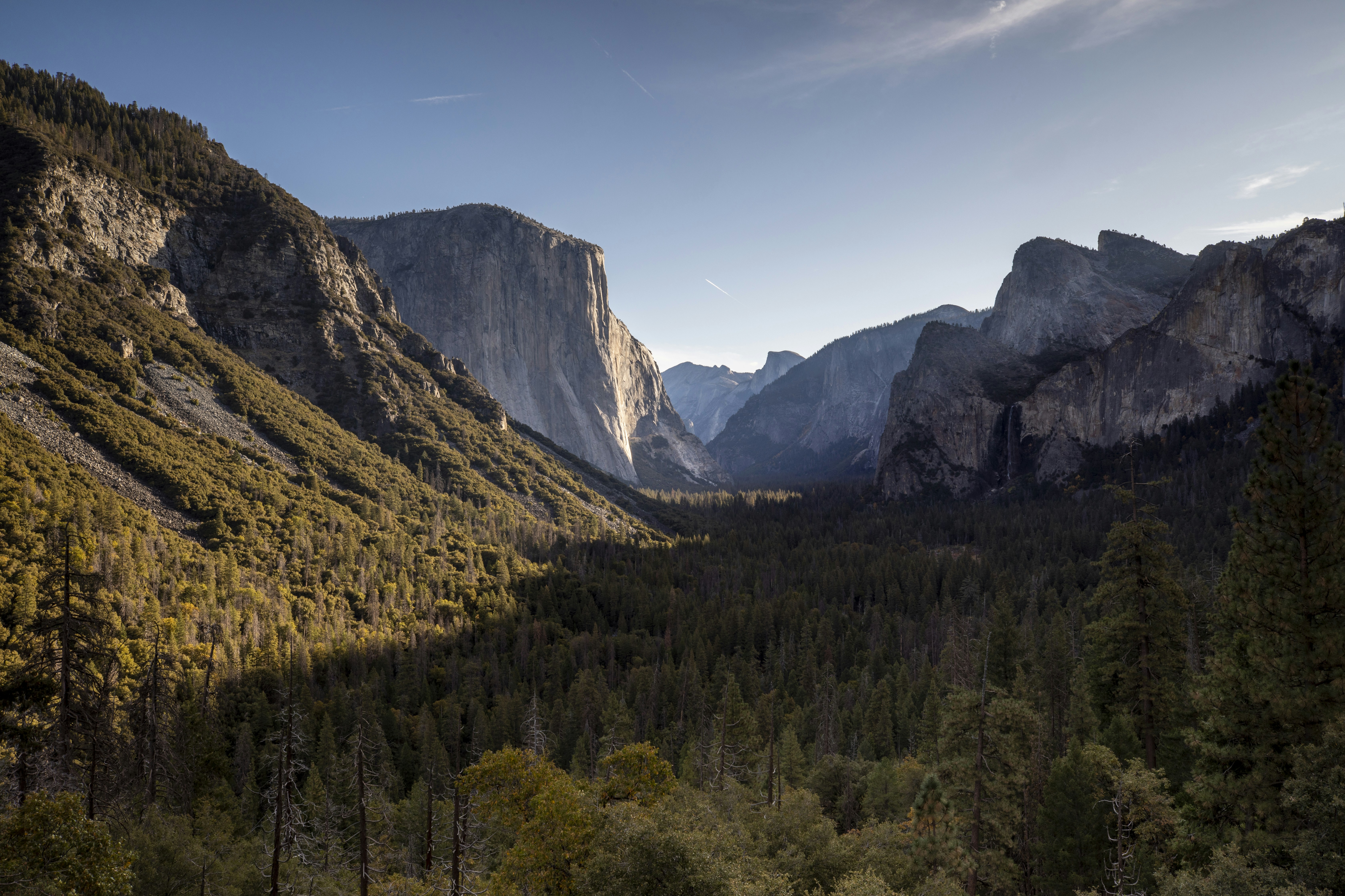 Montagne verte pendant la journée