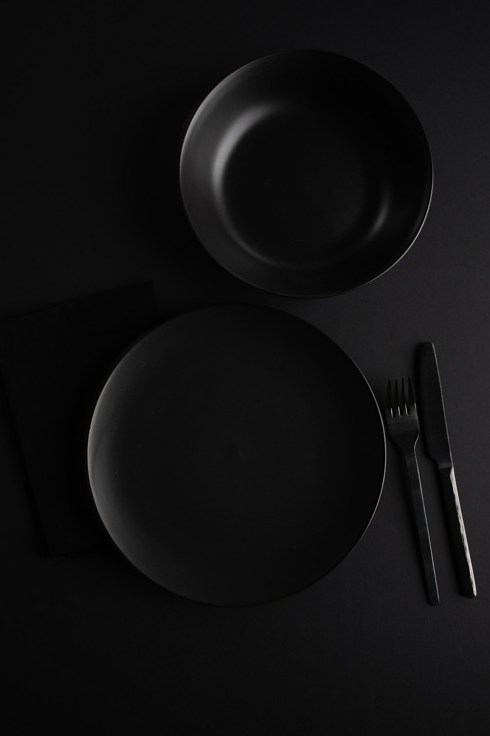 grey and black ceramic plate