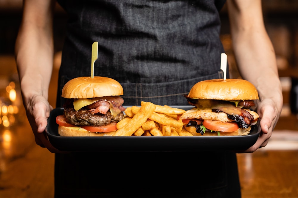 Hamburger und Pommes auf dem Tablett