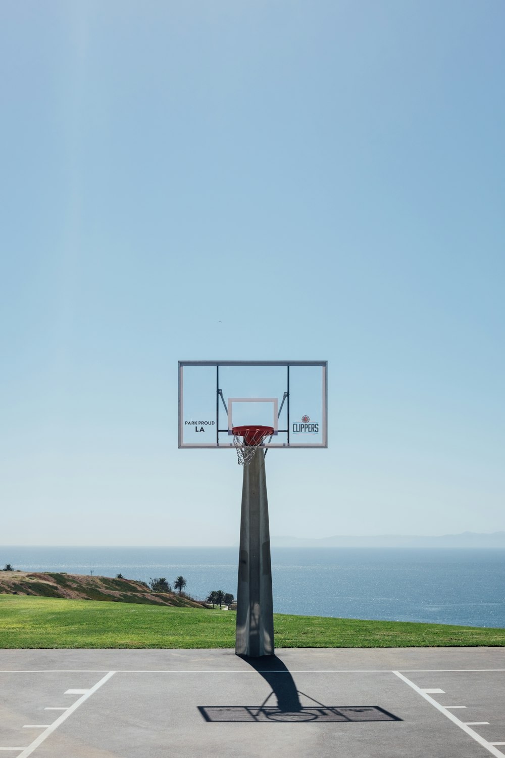 terrain de basket-ball extérieur près d’un plan d’eau