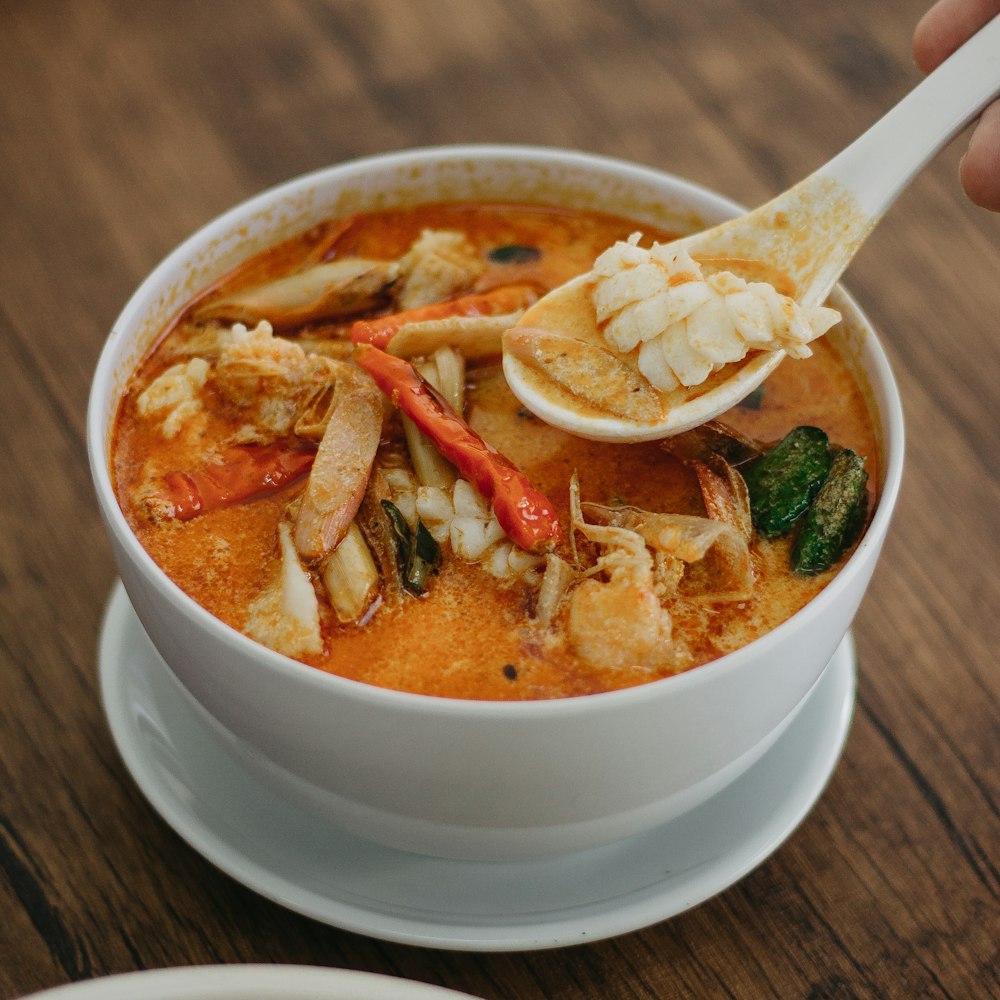 Sopa de caranguejo na tigela de cerâmica branca