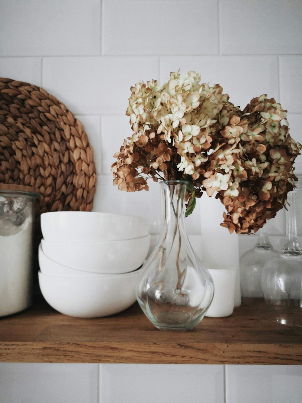 flores no vaso ao lado dos pratos