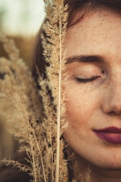 visage d'une femme avec des fleurs séchées