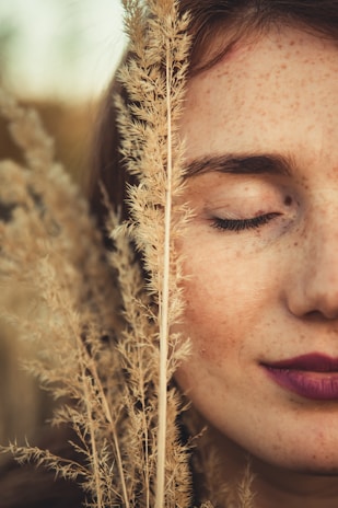 shallow focus photo of woman