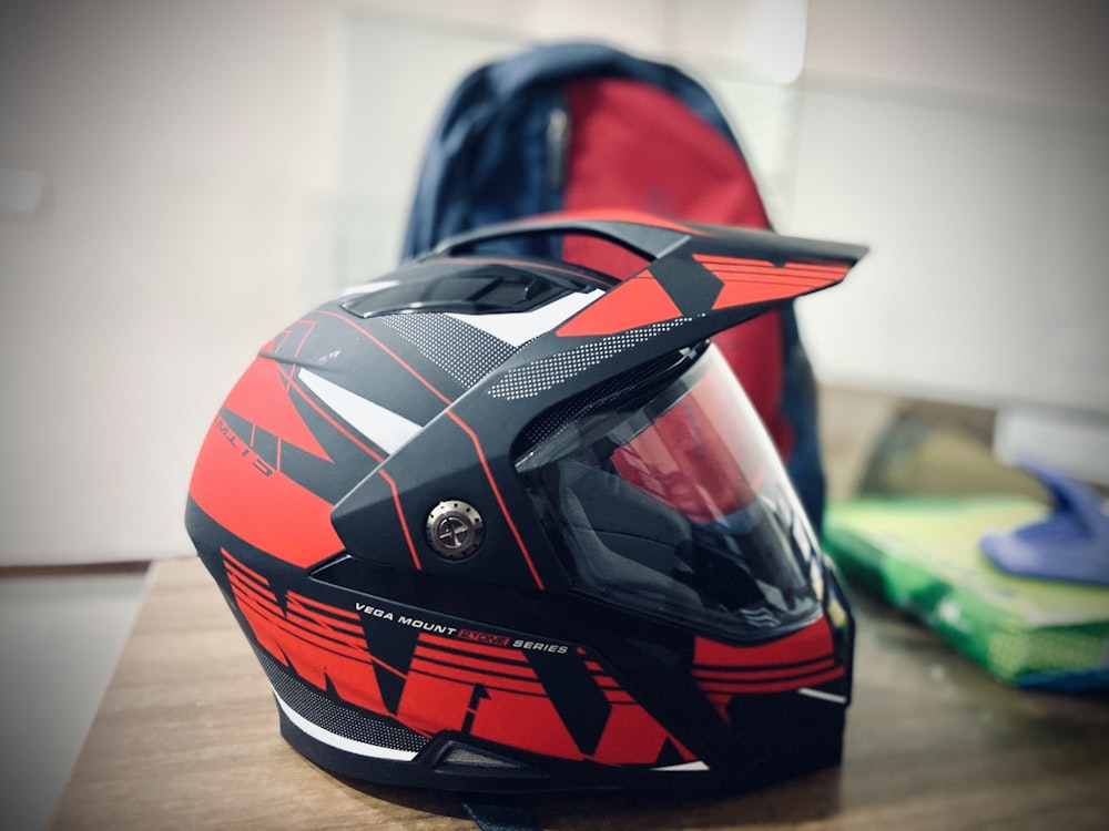 capacete vermelho e preto de rosto inteiro