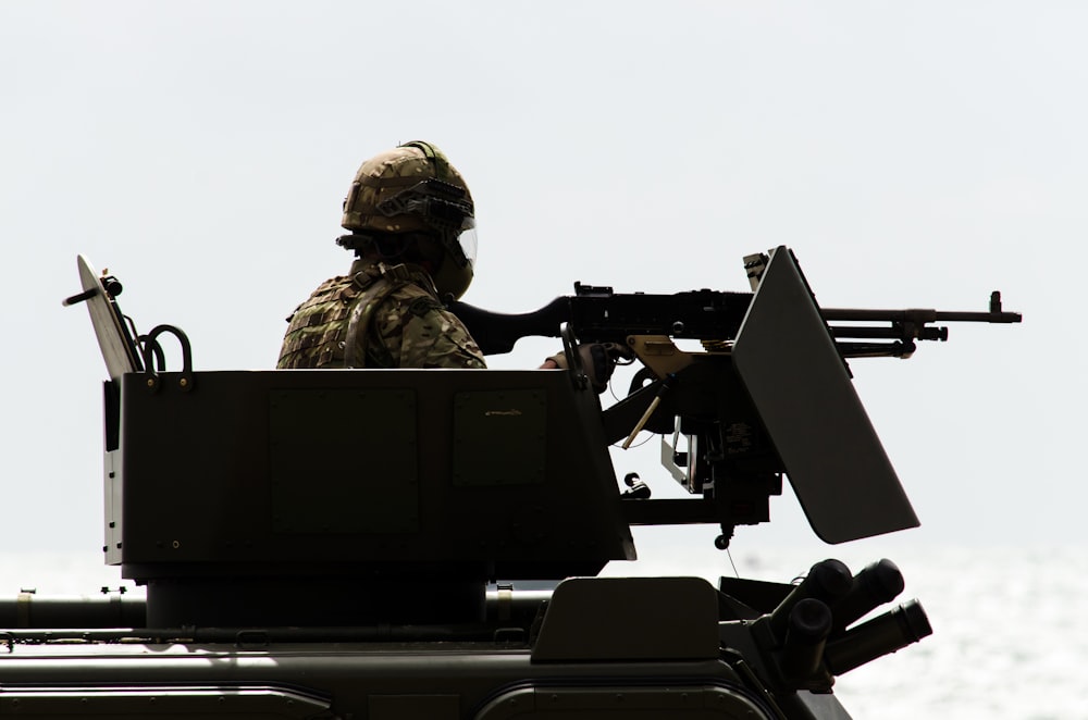 Hombre en tanque de batalla