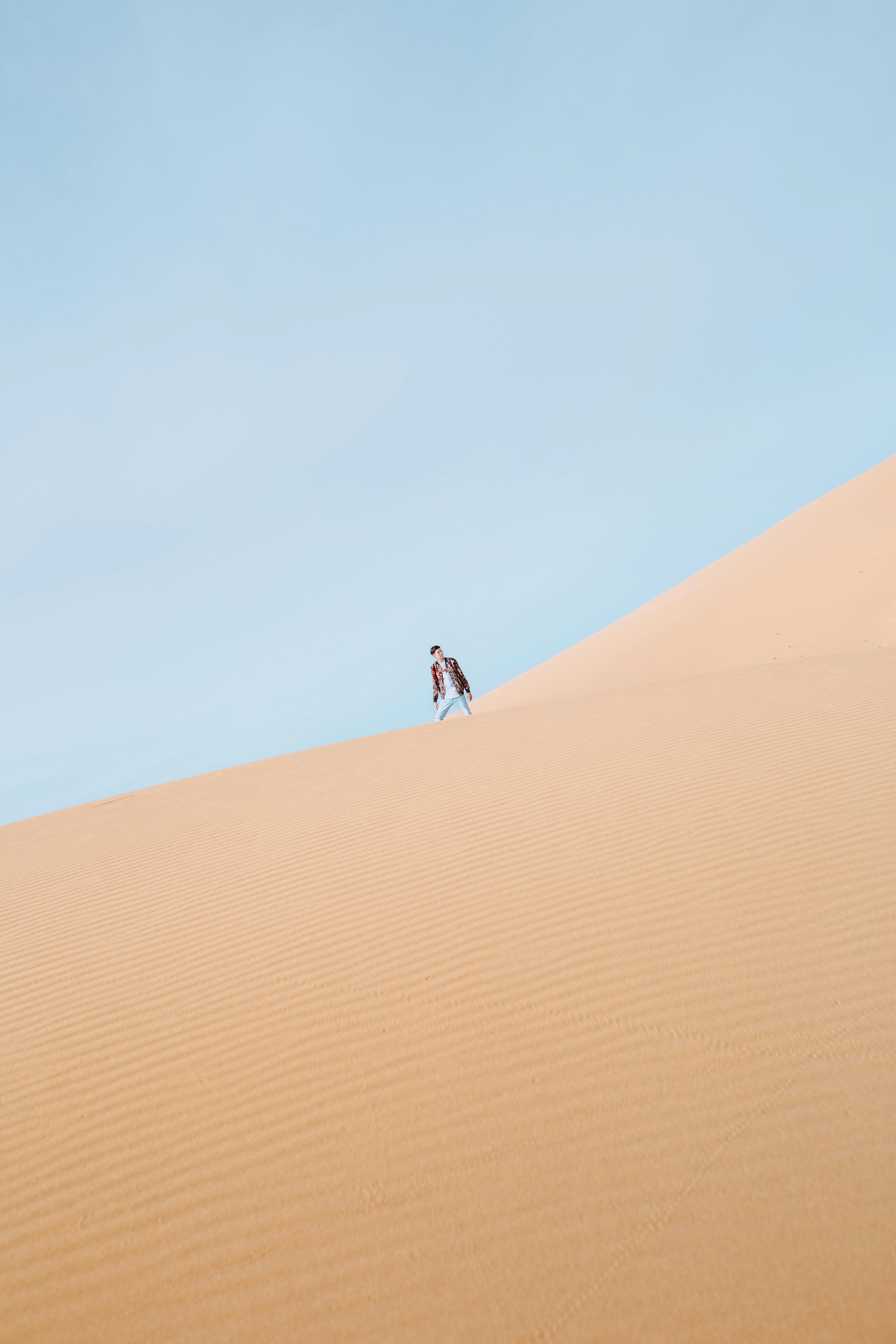 砂漠に立つ男の写真 Unsplashで見つける青いの無料写真