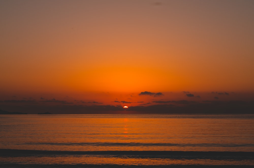 Photographie de silhouette de l’océan ondulé