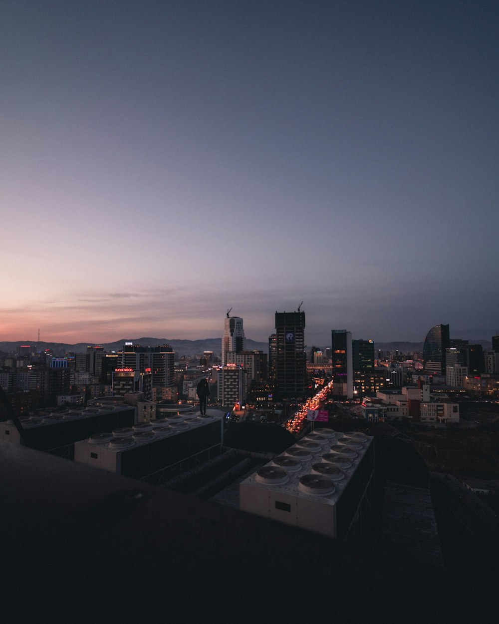 Paisaje urbano durante la puesta de sol