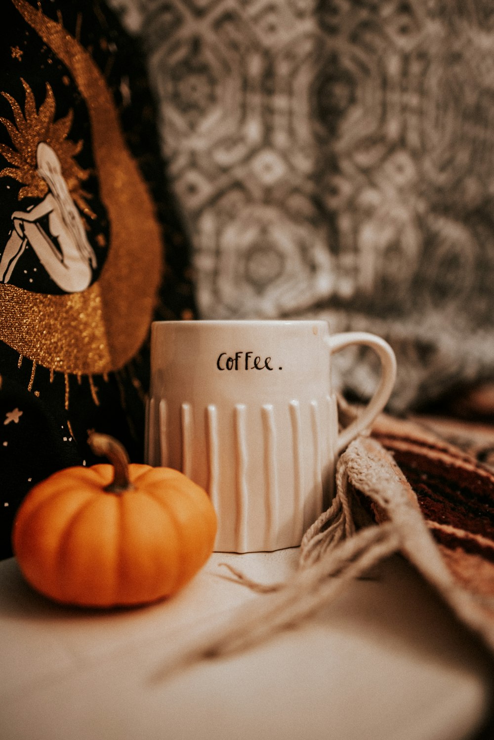 Mug en céramique blanche et courge orange