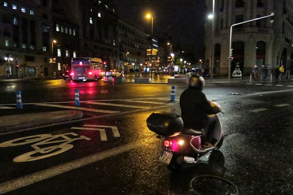 Gran Vía de noche con reflejos en el asfalto