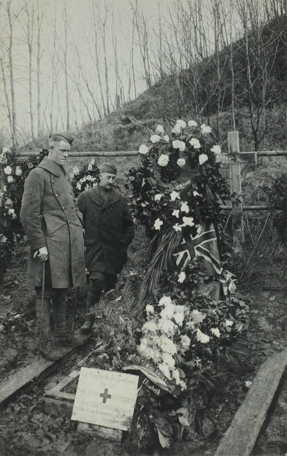 homme debout à côté de la tombe