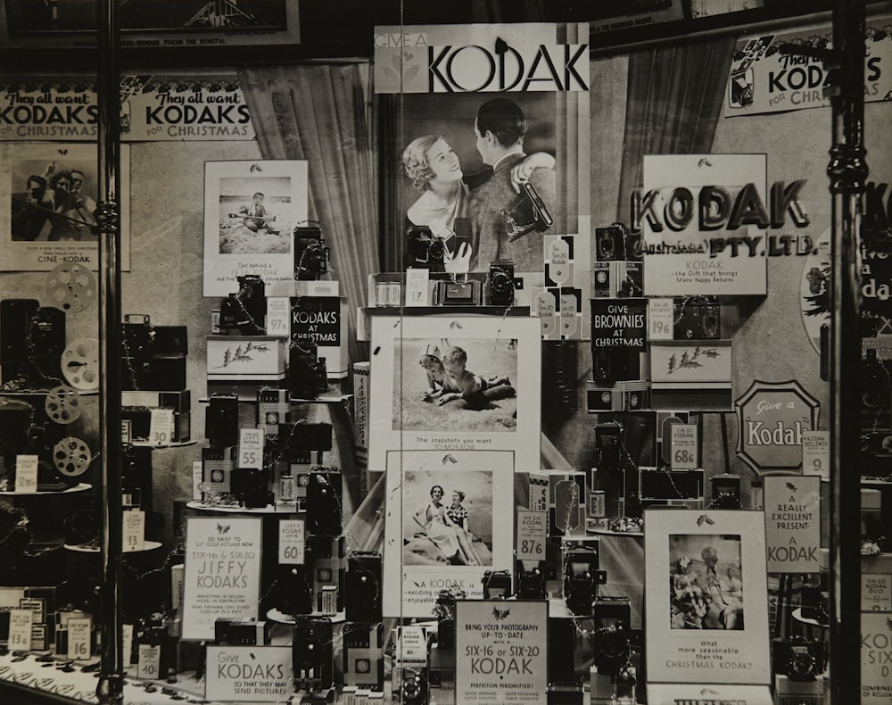 fotografia in scala di grigi della collezione di foto Kodak