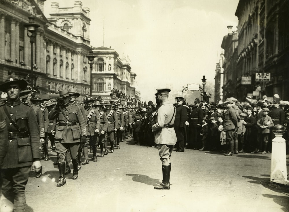 Photo en niveaux de gris de l’armée