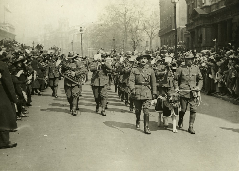도로에서 행진하는 군인의 회색조 사진