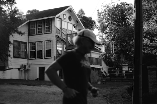 A dynamic photo of Eddy Vinh Mau jogging along a sunny street in Aix-en-Provence.