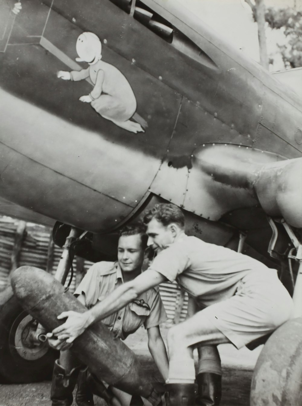duas pessoas transportando avião-bomba