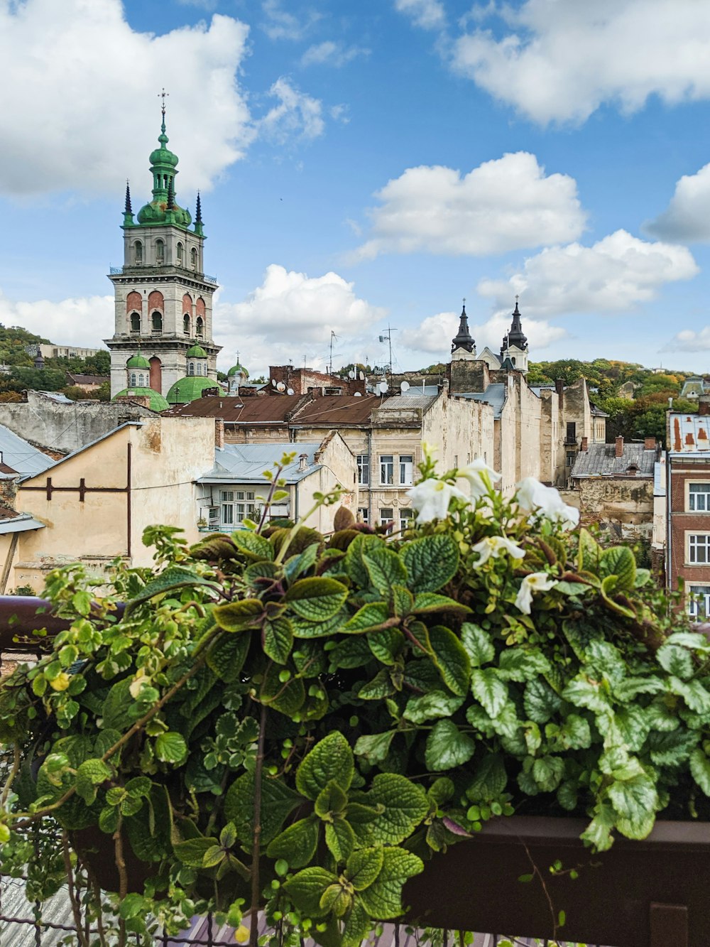 una vista di una città da un balcone