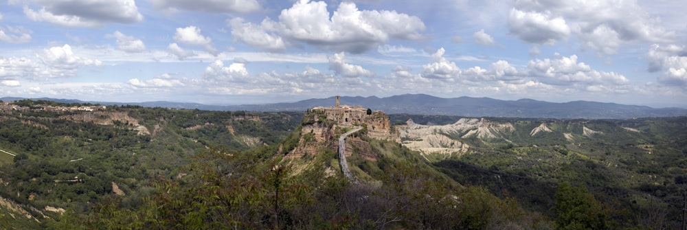 uma vista panorâmica de uma montanha com um castelo no topo