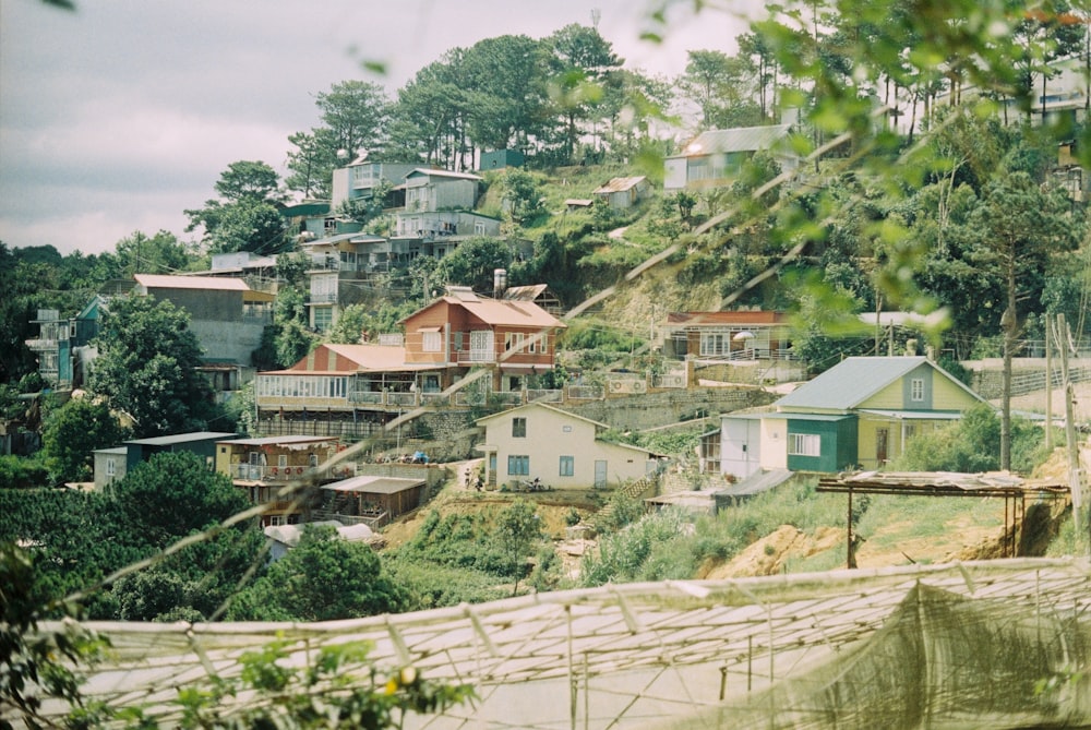 Un petit village sur une colline avec des maisons dessus