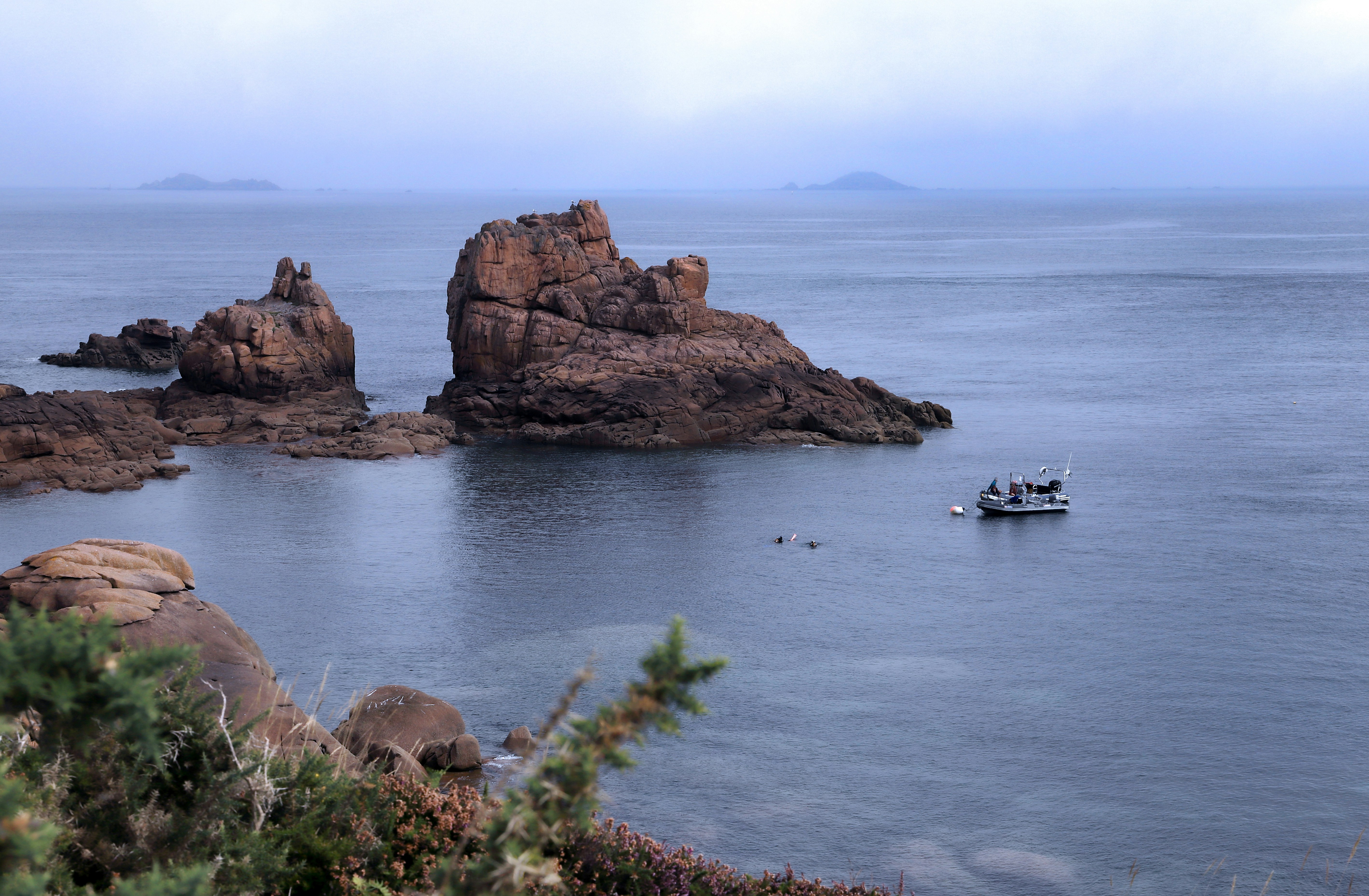 black and white bed linen