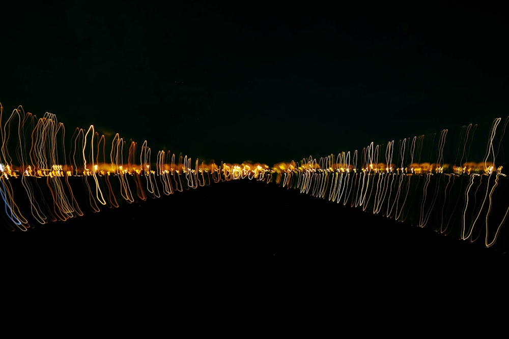 Una foto a lunga esposizione di una città di notte