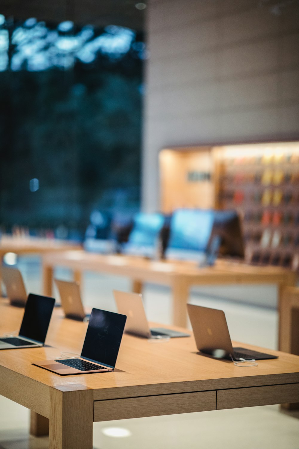 computadores portáteis em cima da mesa