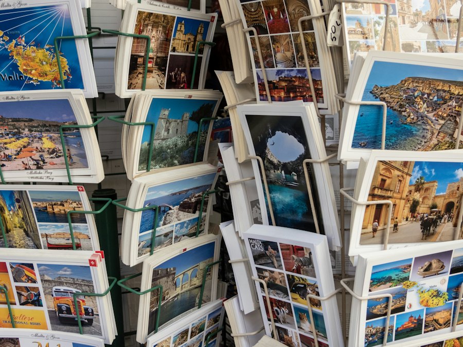 Postales en un expositor