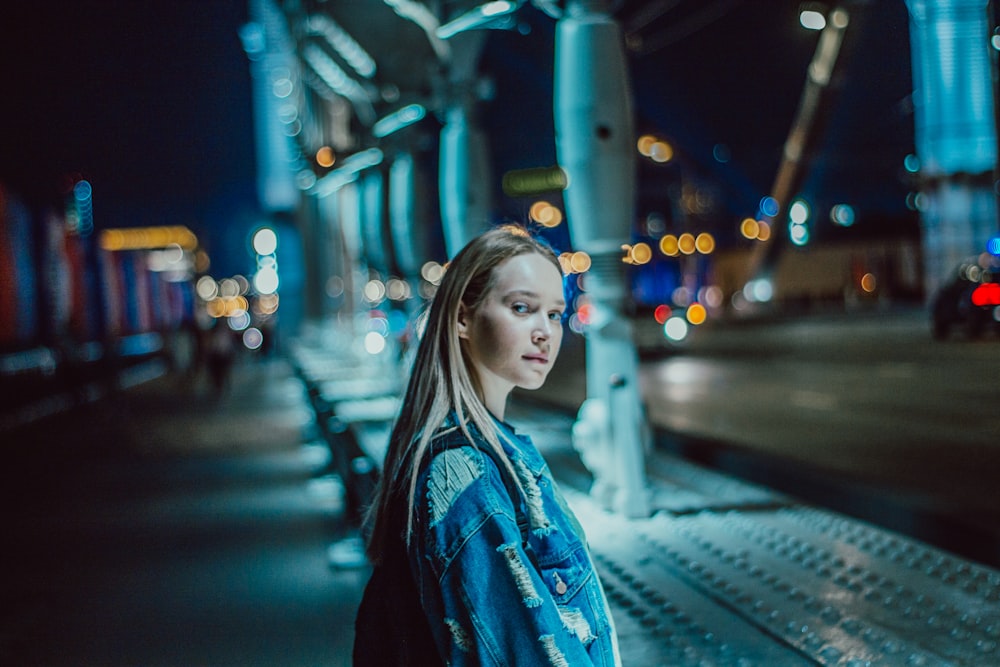 woman on focus photography