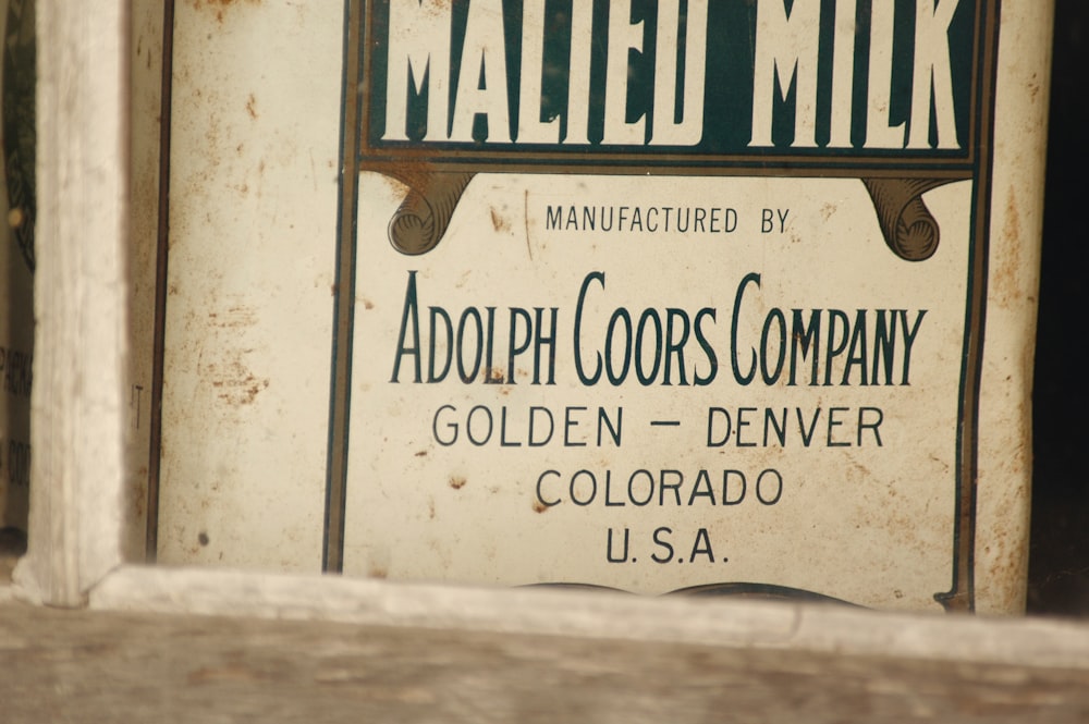 Leite maltado fabricado por Adolph Coors Company texto