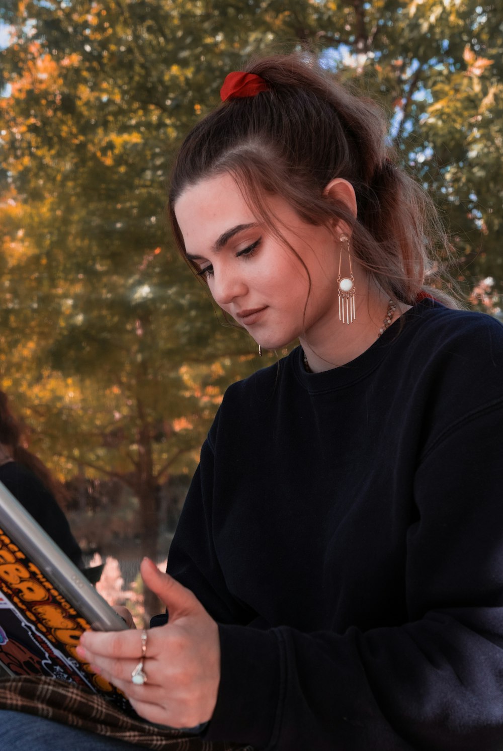 femme portant un pull noir