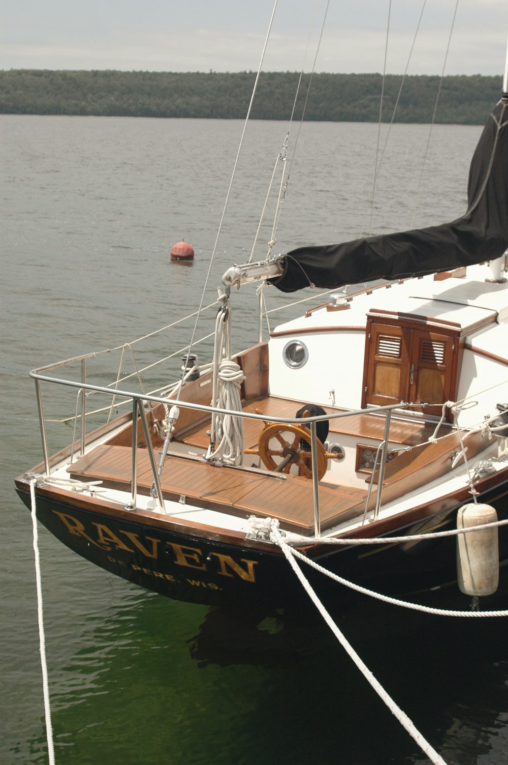 bateau noir et marron sur l’océan